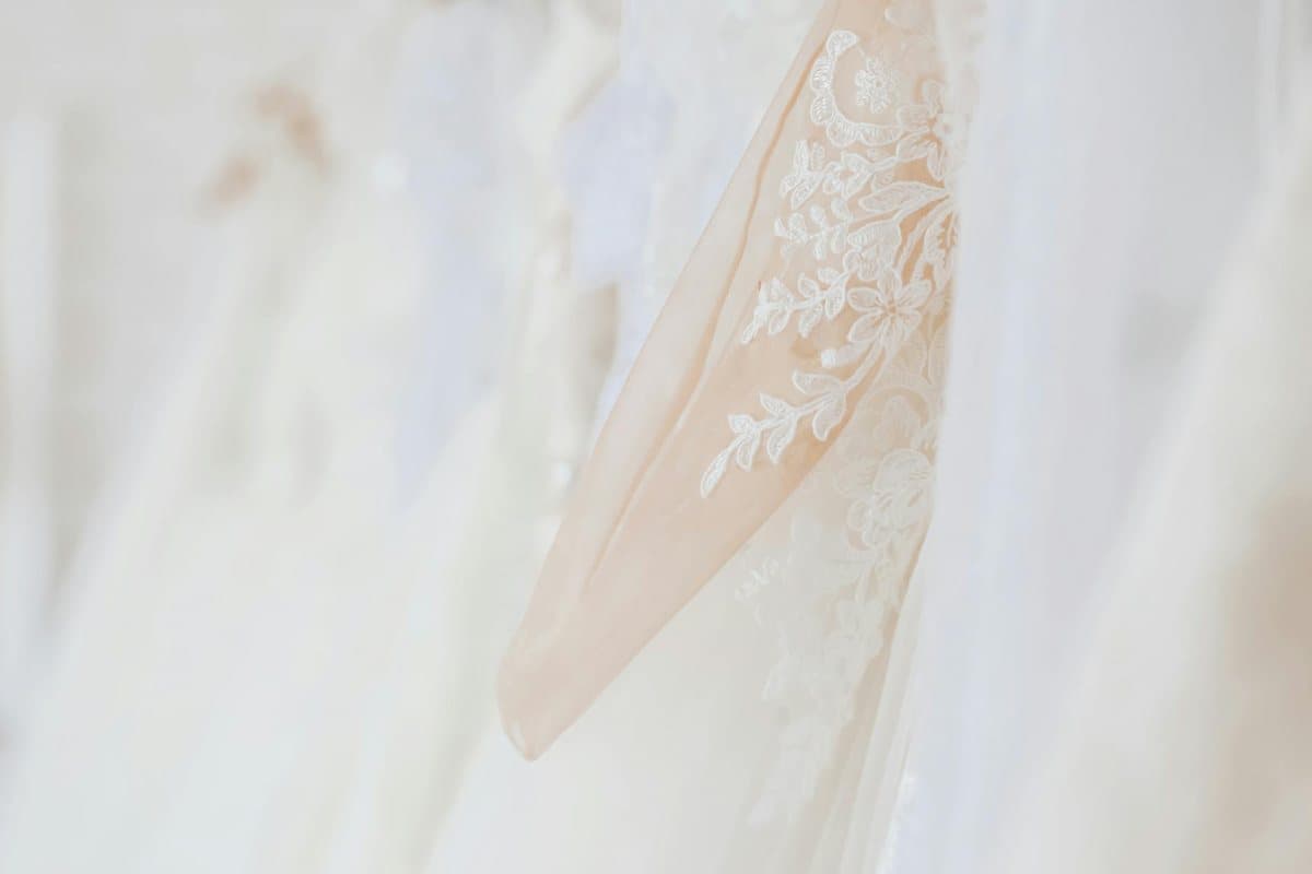 Brautkleider, Arbeit