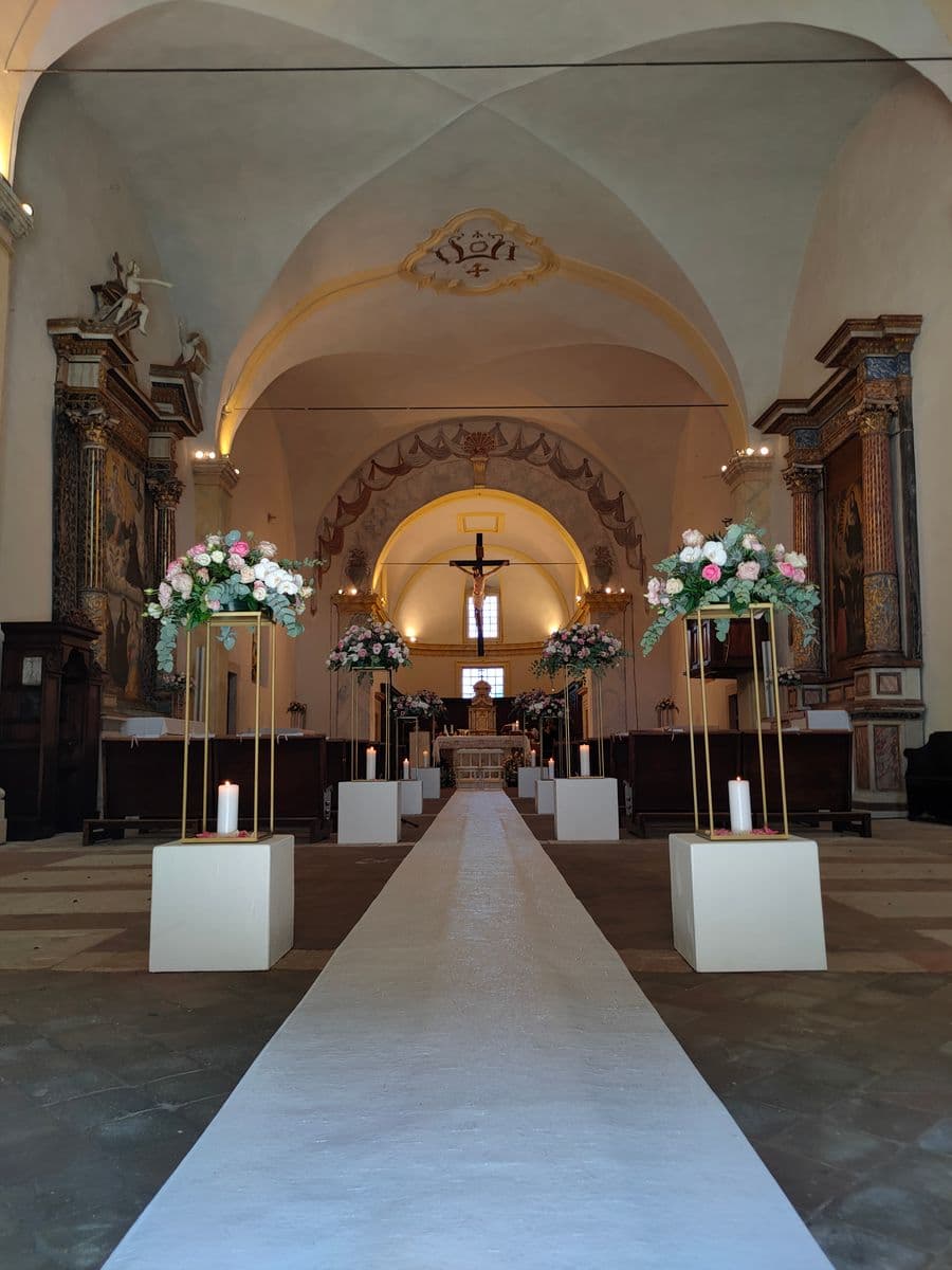 Kirchlicher Mittelgang mit Blumenschmuck