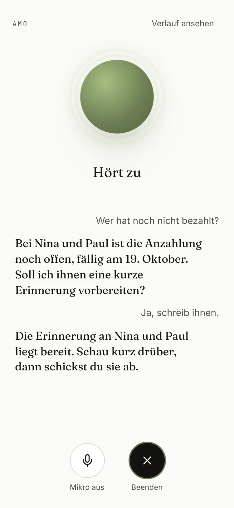 Amoriva, Gespräch mit Amo am Handy: die grüne Kugel hört zu, darunter die Mitschrift. Du fragst, wer noch nicht bezahlt hat, Amo nennt die offene Anzahlung und bereitet die Erinnerung vor.
